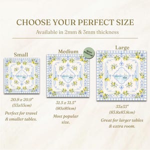 Peut inclure: L'image pr&eacute;sente trois sets de table carr&eacute;s avec un motif de citron et de fleurs, de tailles diff&eacute;rentes : petit (53x53cm), moyen (80x80cm) et grand (83.8x83.8cm). Le texte indique "CHOISISSEZ VOTRE TAILLE PARFAITE" et "Disponible en &eacute;paisseur 2mm & 3mm".
