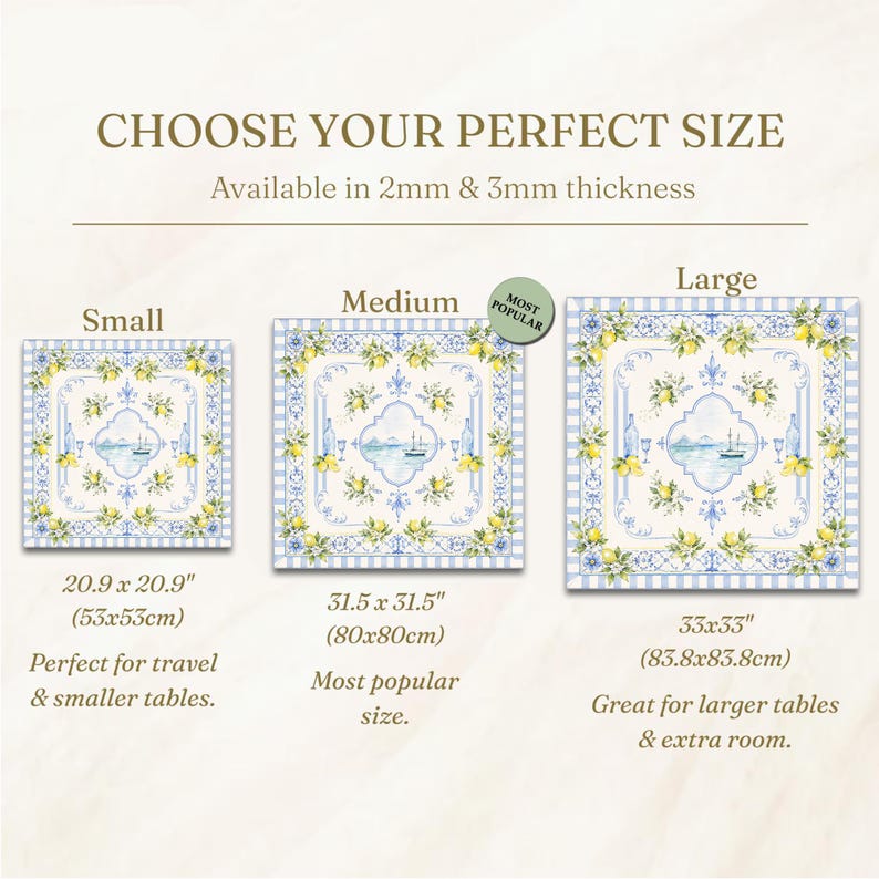 Peut inclure: L'image pr&eacute;sente trois sets de table carr&eacute;s avec un motif de citron et de fleurs, de tailles diff&eacute;rentes : petit (53x53cm), moyen (80x80cm) et grand (83.8x83.8cm). Le texte indique "CHOISISSEZ VOTRE TAILLE PARFAITE" et "Disponible en &eacute;paisseur 2mm & 3mm".