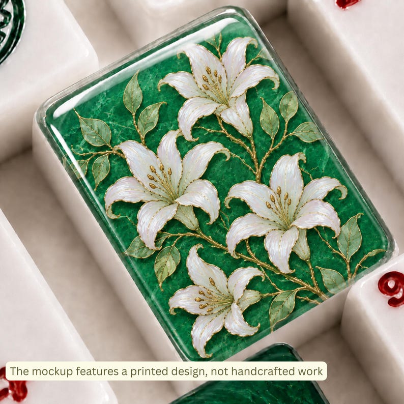 Pu&ograve; includere: Una piastrella rettangolare bianca con un disegno stampato di quattro fiori di giglio bianchi con stami gialli e foglie verdi su uno sfondo verde smeraldo testurizzato. La piastrella ha una finitura lucida e bordi arrotondati.