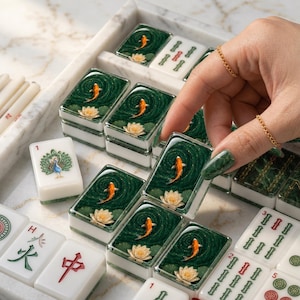 Tessere da Mahjong Koi Lotus Pond, 3,5 x 2,5 x 1,5 cm, lussuose tessere da Mahjong americane, regalo Mahjong di tradizione asiatica, tessere da Mahjong americane di alta qualità immagine 2