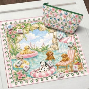 Peut inclure: Un tapis de jeu carré orné d'une illustration à l'aquarelle de chiens nageant et se relaxant dans une piscine avec une cascade, entouré d'une bordure florale rose. Inclut une pochette zippée assortie et plusieurs tuiles de jeu rectangulaires.
