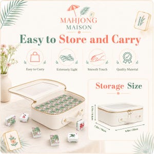 Puede incluir: Un estuche de almacenamiento Mahjong Maison de color crema con una tapa transparente, abierto para revelar fichas con dise&ntilde;os florales. La caja mide 25 cm de ancho, 19 cm de largo y 9,4 cm de alto. La imagen tambi&eacute;n muestra fichas individuales.
