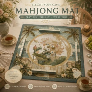 Puede incluir: Un tapete de Mahjong con un dise&ntilde;o floral y paisaj&iacute;stico. El tapete presenta el texto "MAHJONG MAT" y "PLAY BEAUTIFULLY - EVERY TIME". El tapete est&aacute; decorado con flores de loto, palmeras y caracteres chinos. Perfecto para noches de juegos, fiestas de t&eacute; y regalos.