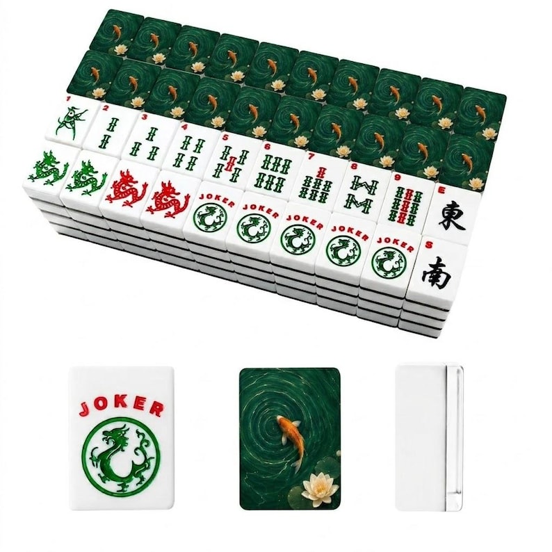Pu&ograve; includere: Un set di tessere rettangolari da mahjong con facce bianche e disegni a inchiostro verde e rosso, inclusi draghi, numeri e la parola JOKER. Il retro presenta una scena di stagno verde scuro con pesci koi arancioni e fiori di loto.