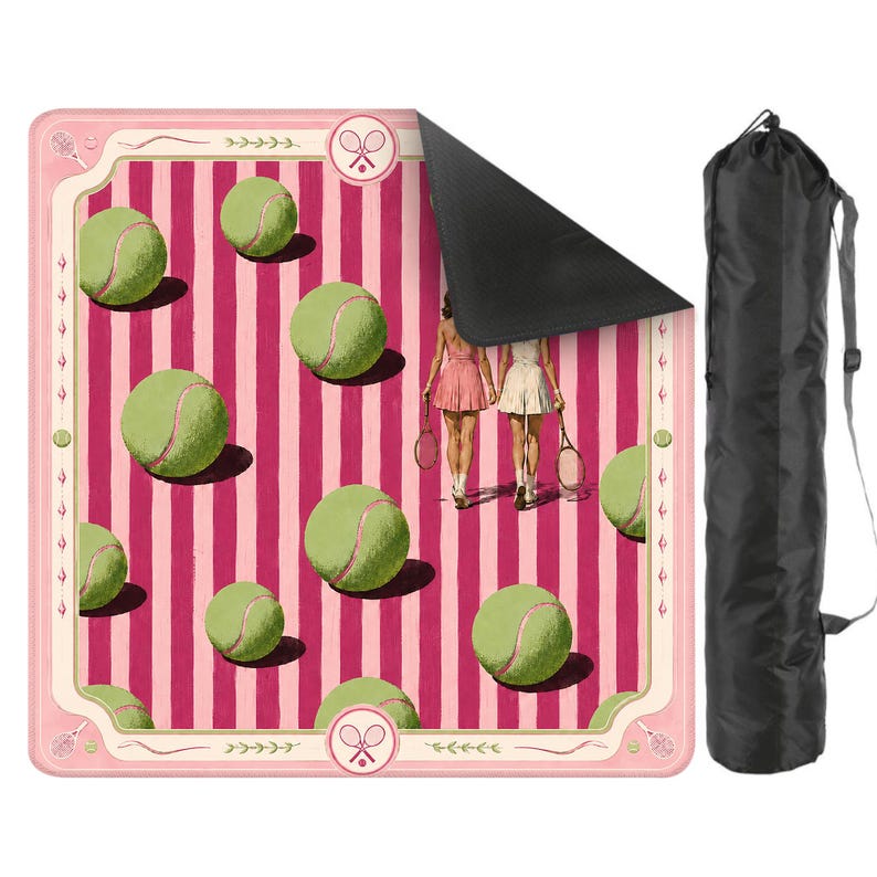 Puede incluir: Una alfombra cuadrada con un patr&oacute;n de rayas verticales en rosa y rosa oscuro, con pelotas de tenis verdes y dos figuras con ropa de tenis. La alfombra tiene un borde decorativo con iconos de raquetas y una bolsa de transporte negra.
