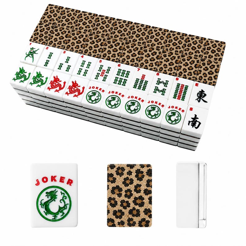 Puede incluir: Un juego de fichas de Mahjong blancas con s&iacute;mbolos y n&uacute;meros negros, rojos y verdes. Las fichas est&aacute;n apiladas, con una cubierta con estampado de leopardo. Una ficha dice "JOKER" con un dise&ntilde;o de drag&oacute;n verde.