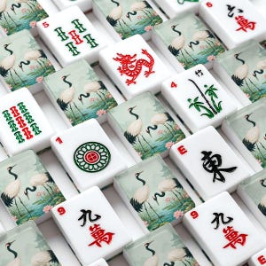 Może przedstawiać: Zbi&oacute;r białych płytek do gry w Mahjong z r&oacute;żnymi symbolami i ilustracjami. Niekt&oacute;re płytki przedstawiają czerwone smoki, zielony bambus i obrazy żurawi. Inne płytki wyświetlają chińskie znaki i liczby w kolorze czerwonym i czarnym.