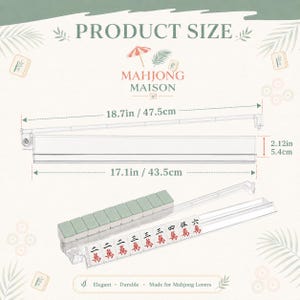 Puede incluir: Un soporte de mahjong de acr&iacute;lico transparente con brazo articulado, que mide 47,5 cm de largo total y 5,4 cm de alto. El soporte tiene una base de 43,5 cm y sostiene una fila de ocho fichas de mahjong de color verde claro y blanco.