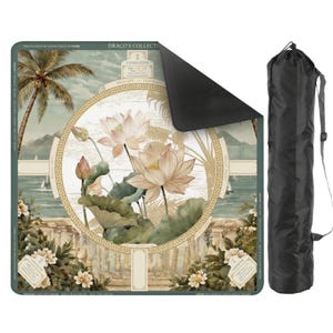 Puede incluir: Una esterilla de yoga rectangular con un dise&ntilde;o floral y costero, con flores de loto, palmeras y una escena costera. La esterilla va acompa&ntilde;ada de una bolsa de transporte negra con una correa para el hombro. El dise&ntilde;o de la esterilla incluye el texto "DRACO'S COLLECTION".