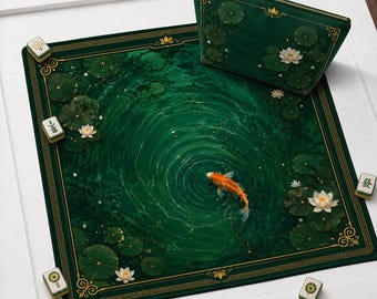 Koi-Fisch-Mahjong-Matte mit Anleitung (Regeln) – Smaragdgrüne Jade-Tischmatte – Lotus-Teich-Dekor – Rutschfester Bezug – Gerollter Versand möglich
