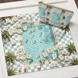 Op de afbeelding: Een complete Mahjong-set met tegels, een speeloppervlak en een bijpassend etui met ritssluiting. De set heeft een zwembadthema met miniatuurfiguren die in een zwembad zwemmen, palmbomen en een geruite achtergrond.