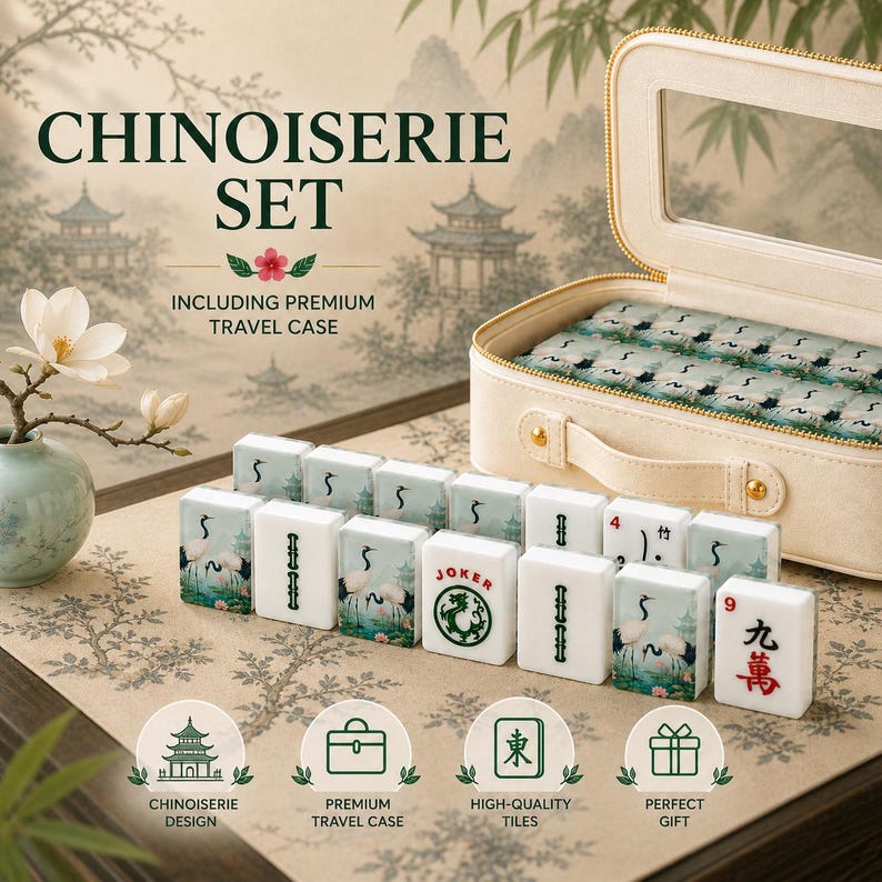 Może przedstawiać: Zestaw Chinoiserie z walizką podr&oacute;żną premium. Zestaw zawiera białe płytki z ilustracjami żurawi i innych symboli. Walizka jest beżowa z przezroczystym blatem. Tekst na zdjęciu brzmi "Chinoiserie Set" i "Including Premium Travel Case."