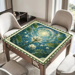 Op de afbeelding: Een vierkante tafel met een tafelblad voorzien van een print van witte lotusbloemen en groene waterleliebladeren tegen een wervelende blauwe en gele achtergrond. De tafel heeft een houten frame met decoratieve uitsparingen en vier bijpassende stoelen.