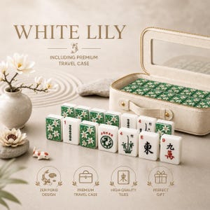 Pu&ograve; includere: Un set da Mahjong intitolato WHITE LILY con tessere bianche decorate con motivi di gigli verdi, caratteri cinesi neri e una tessera Joker. Il set include una custodia da viaggio beige con cerniera, maniglia e finestra trasparente e un koi.
