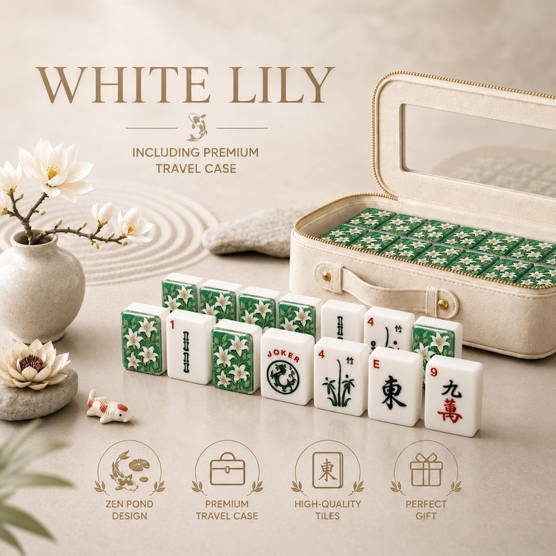 Pu&ograve; includere: Un set da Mahjong intitolato WHITE LILY con tessere bianche decorate con motivi di gigli verdi, caratteri cinesi neri e una tessera Joker. Il set include una custodia da viaggio beige con cerniera, maniglia e finestra trasparente e un koi.
