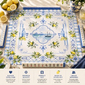 Peut inclure: Un tapis de mahjong d&eacute;coratif avec un motif de citron et de fleurs. Le tapis pr&eacute;sente une sc&egrave;ne nautique centrale avec un voilier, entour&eacute; de citrons et de fleurs. La bordure est &agrave; rayures bleues et blanches. Des tuiles de mahjong sont visibles.