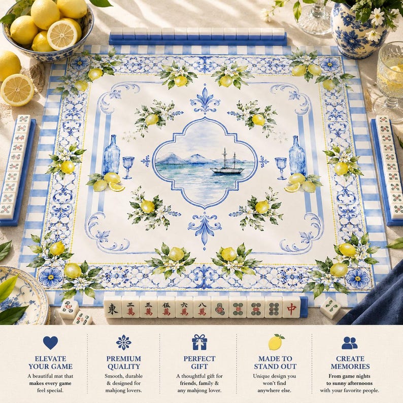 Peut inclure: Un tapis de mahjong d&eacute;coratif avec un motif de citron et de fleurs. Le tapis pr&eacute;sente une sc&egrave;ne nautique centrale avec un voilier, entour&eacute; de citrons et de fleurs. La bordure est &agrave; rayures bleues et blanches. Des tuiles de mahjong sont visibles.