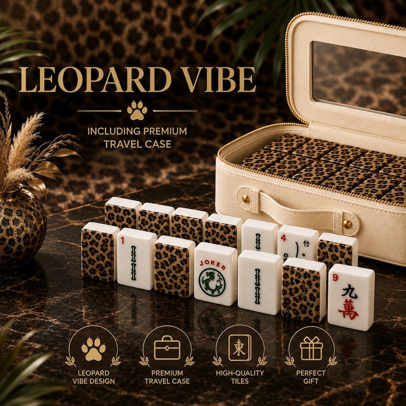 Puede incluir: Un estuche de viaje beige con interior con estampado de leopardo, que contiene fichas de mahjong blancas con dorsos con estampado de leopardo. Las fichas est&aacute;n dispuestas frente al estuche. El texto "LEOPARD VIBE" est&aacute; en la parte superior.