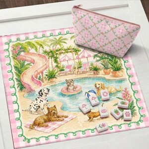 Peut inclure: Un tapis carré et une trousse zippée assortie avec une bordure à carreaux roses et blancs et un motif de vigne verte. Le tapis présente une scène de piscine avec un toboggan rose, des palmiers et quatre chiens, accompagnés de tuiles blanches.