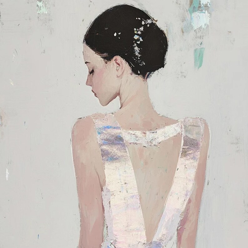 Puede incluir: Pintura al &oacute;leo de una mujer de espaldas, con cabello oscuro recogido en un mo&ntilde;o. Lleva un vestido blanco con la espalda en forma de V. El fondo es un gris claro texturizado con toques de azul.