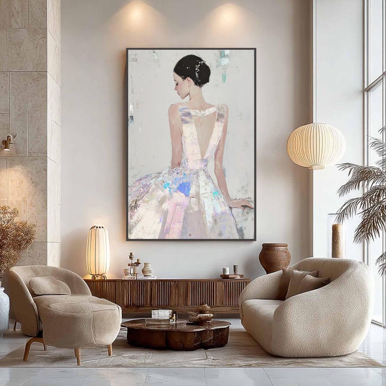 Puede incluir: Pintura abstracta de una mujer con un vestido, vista desde atr&aacute;s. La obra de arte presenta una paleta de rosas, blancos y azules suaves, con &eacute;nfasis en la textura y la luz. El pelo de la mujer est&aacute; recogido en un mo&ntilde;o.