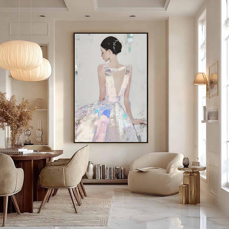 Puede incluir: Obra de arte enmarcada de gran tama&ntilde;o que representa a una mujer con un vestido fluido, vista de espaldas. El vestido es de tonos pastel, con un escote en V profundo y espalda abierta. La pintura tiene un estilo texturizado e impresionista, con un marco negro.