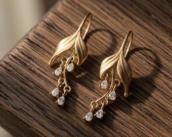Vintage Gold Blatt Tropfen Ohrringe, zierliche Kristall baumeln Ohrringe, eleganter minimalistischer Schmuck, Braut Ohrringe, Geschenk für sie, Luxus Ohrringe