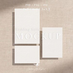 Peut inclure: Maquette de trois cartes rectangulaires blanc cassé de différentes tailles, disposées sur une surface beige texturée. Les cartes affichent le texte "Wedding Suite MOCKUP" et les détails des tailles. Le logo Golden Mockingbird est en bas.