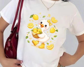 Oca al limone PNG, clipart di anatra carina, estetica limone civettuola, design oca con fiocco giallo, frutta estiva cottagecore, maglietta a sublimazione PNG