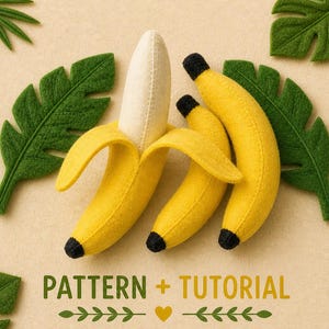 Peut inclure: Trois bananes en feutre jaune, dont une partiellement épluchée, avec un intérieur blanc. Des feuilles vertes en feutre sont disposées autour. Le texte "PATTERN + TUTORIAL" est en bas.