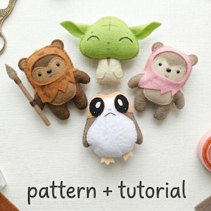 Könnte beinhalten: Handgefertigte Filz-Plüschtiere von Star Wars-Charakteren, darunter Yoda, ein Ewok und ein Porg. Das Bild zeigt auch Nähzubehör wie Schere, Faden, Knöpfe und Filzstoff. Der Text "pattern + tutorial" ist sichtbar.