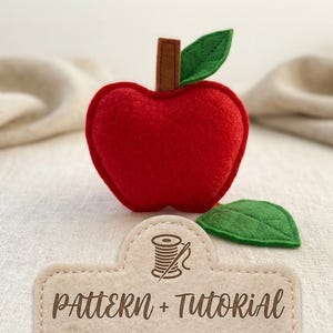 Może przedstawiać: Zestaw trzech ceramicznych misek w odcieniach niebieskiego, zielonego i białego. Miski mają nakrapianą glazurę i prosty, nowoczesny design. Największa miska ma średnicę około 15 cm.