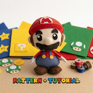 Puede incluir: Una muñeca de fieltro hecha a mano de Mario con un gorro rojo y un peto está frente a recortes de fieltro coloridos de estrellas, monedas y champiñones. La imagen incluye carretes de hilo y el texto "PATTERN + TUTORIAL".