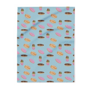 Manta polar ártica con estampado de donuts y pasteles / Diseño repetitivo de pasteles azules