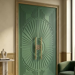 Puede incluir: Una puerta doble verde con un diseño geométrico y detalles dorados. La puerta presenta un patrón de rayos de sol y manijas doradas. La puerta está enmarcada con un borde dorado. La puerta es un punto focal en una habitación con una mesa auxiliar de mármol y un sillón verde.