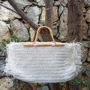K&ouml;nnte beinhalten: Ein Set aus drei Keramikbechern mit gesprenkelter, matter Oberfl&auml;che. Die Becher sind in den Farbt&ouml;nen Creme, Hellgrau und Dunkelgrau gehalten. Jeder Becher hat ein schlichtes, minimalistisches Design, ideal f&uuml;r Kaffee oder Tee.