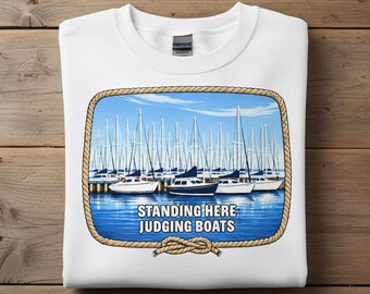 Camiseta divertida de navegación: "De pie aquí juzgando barcos"