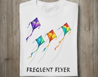 Camiseta infantil Frequent Flyer con estampado de cometas y estampado de colores para el verano.