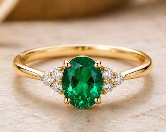 Anillo ovalado de esmeralda en plata de ley bañada en oro de 18 quilates / Anillo de compromiso de esmeralda / Delicado anillo de promesa de oro / Regalo de joyería con la piedra de nacimiento de mayo