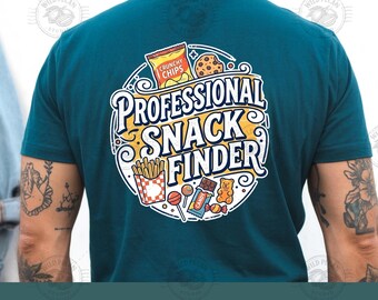 Pode incluir: Uma t-shirt azul-petróleo com um gráfico circular nas costas com o texto "PROFESSIONAL SNACK FINDER" em branco e azul. O design inclui ilustrações de um pacote de batatas fritas, uma bolacha, batatas fritas, chupa-chupas, uma barra de chocolate e um ursinho de goma.
