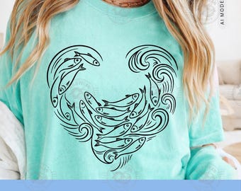 Pode incluir: Uma camisola de gola redonda em turquesa claro com uma impressão gráfica preta de vários peixes a nadar numa formação em forma de coração com padrões de água em espiral. O design está centrado no peito da peça, exibindo um tema aquático detalhado.