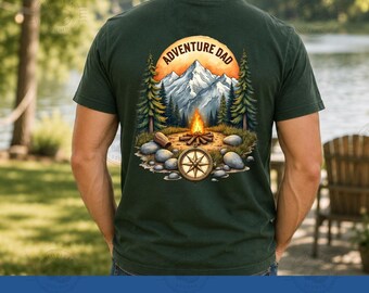 Pode incluir: T-shirt verde escuro com um gráfico com uma cena de montanha, fogueira e bússola, com o texto "ADVENTURE DAD" em um arco laranja. A parte inferior da camisa tem o texto "DIGITAL ONLY" e "PNG JPG".
