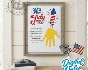 Pode incluir: Uma impressão emoldurada com o texto "4th of July" em vermelho e azul, apresentando uma impressão de mão e uma ilustração de foguete. A impressão inclui um poema sobre o feriado e uma pequena bandeira americana.