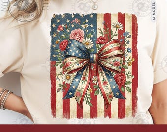 Pode incluir: Uma t-shirt de cor creme com uma impressão gráfica de um grande laço decorativo com um padrão de bandeira americana em vermelho, branco e azul. O laço é rodeado por várias flores, incluindo rosas e margaridas, sobre um fundo de bandeira desgastada.