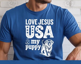 Pode incluir: Uma camiseta azul com texto branco que diz "LOVE JESUS USA & my puppy". A palavra "USA" tem três estrelas em cada letra. Um gráfico de um filhote está no lado direito. A parte inferior da camisa diz "DIGITAL ONLY SVG PNG JPG."