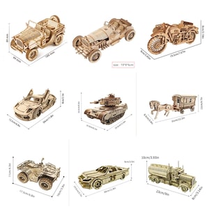 Puede incluir: Una colección de modelos de vehículos de madera, incluyendo un jeep (18.9 cm de largo), un coche de carreras, una motocicleta (19.5 cm de largo), un coche deportivo, un tanque (29.5 cm de largo), un carro tirado por caballos (31 cm de largo), un ATV, un coche con el número 35 y un camión cisterna (23 cm de largo).