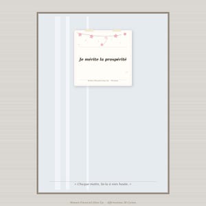 Peut inclure: Fond bleu clair avec une carte blanche portant l'inscription noire "Je mérite la prospérité". Des décorations d'étoiles roses ornent le haut de la carte. Le bas de l'image contient du texte en français.
