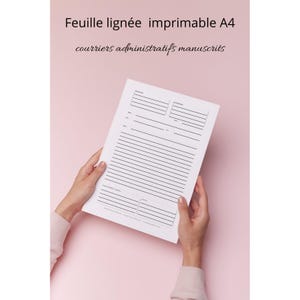 Op de afbeelding: Een wit gelijnd A4-printbaar papier, vastgehouden door handen tegen een roze achtergrond. Het papier heeft lijnen en secties om op te schrijven. De tekst bovenaan luidt "Feuille lignée imprimable A4" en "courriers administratifs manuscrits".