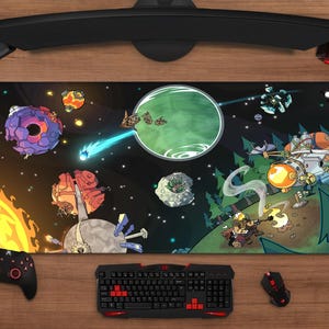 Pode incluir: Um tapete de rato retangular grande com uma ilustração colorida com tema espacial. O design inclui planetas, naves espaciais e uma personagem de desenho animado. Um teclado, rato e comando pretos são visíveis.