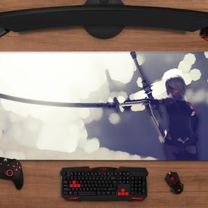 Op de afbeelding: Rechthoekige gaming muismat met een personage met een zwaard, tegen een bewolkte achtergrond. Een toetsenbord, muis, controller en koptelefoon omringen de mat op een houten oppervlak.